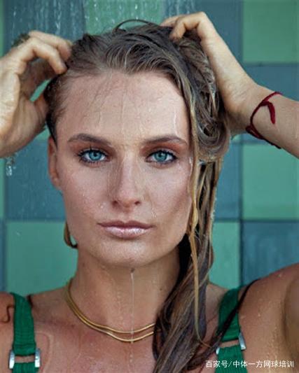 首轮比赛中 首轮比赛中